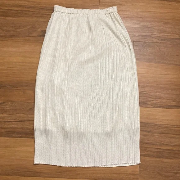 Skirts Uniqlo Pleated Skirt In Cream Size M Poshmark